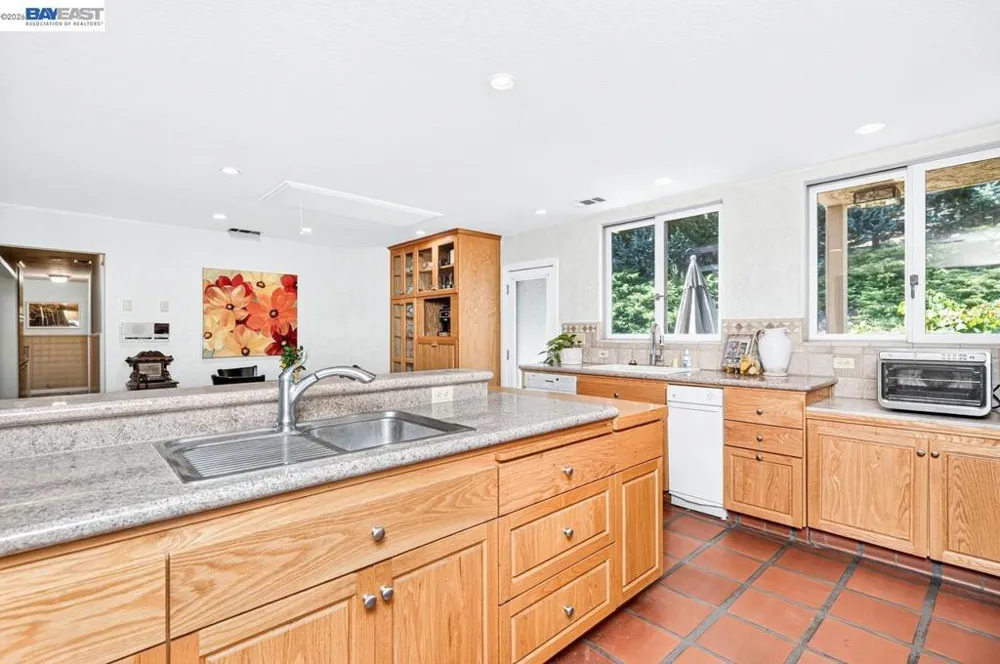 35575 Palomares Rd Castro Valley, CA 94552