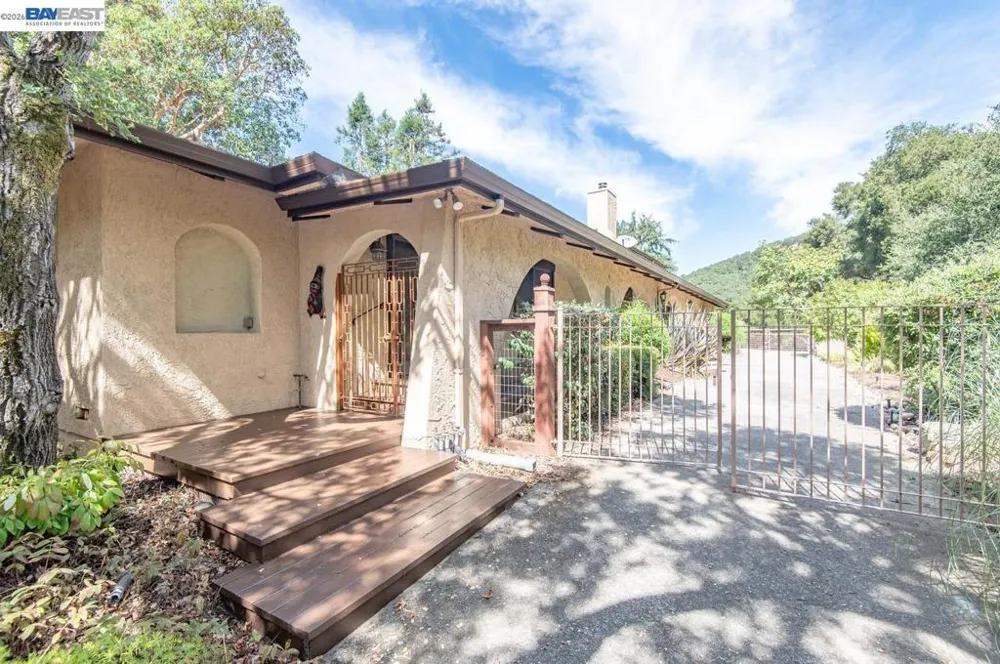 35575 Palomares Rd Castro Valley, CA 94552