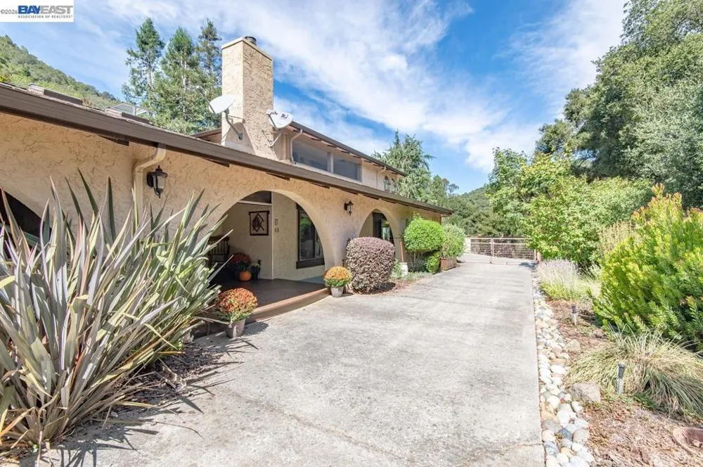 35575 Palomares Rd Castro Valley, CA 94552
