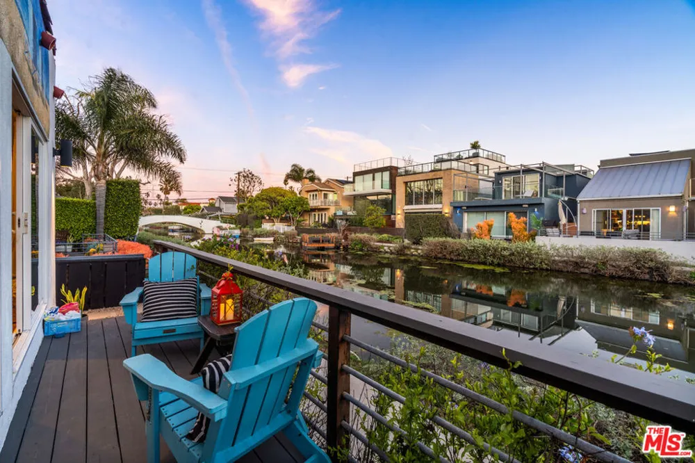 225 Carroll Canal Los Angeles, CA 90291