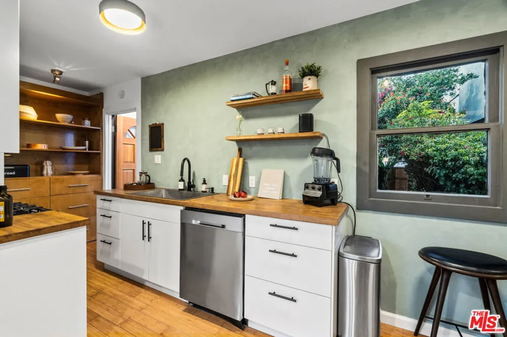 225 Carroll Canal Los Angeles, CA 90291