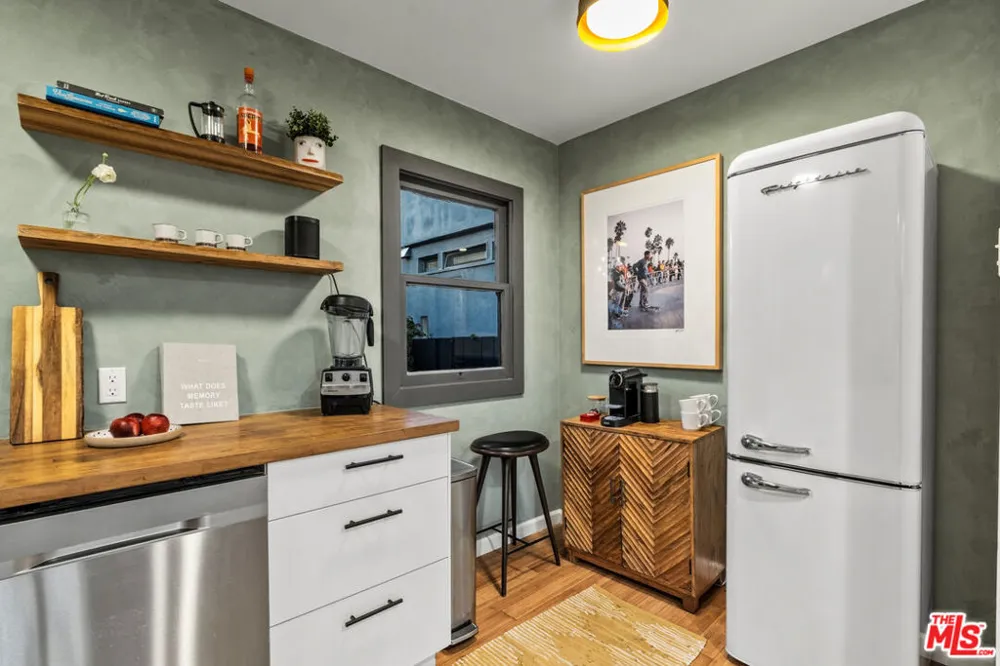 225 Carroll Canal Los Angeles, CA 90291