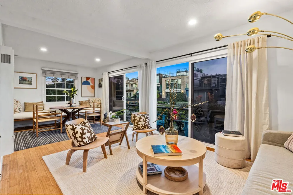225 Carroll Canal Los Angeles, CA 90291