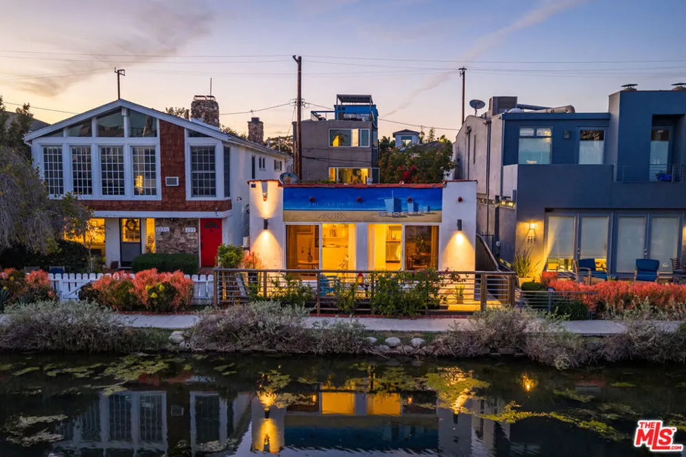 225 Carroll Canal Los Angeles, CA 90291