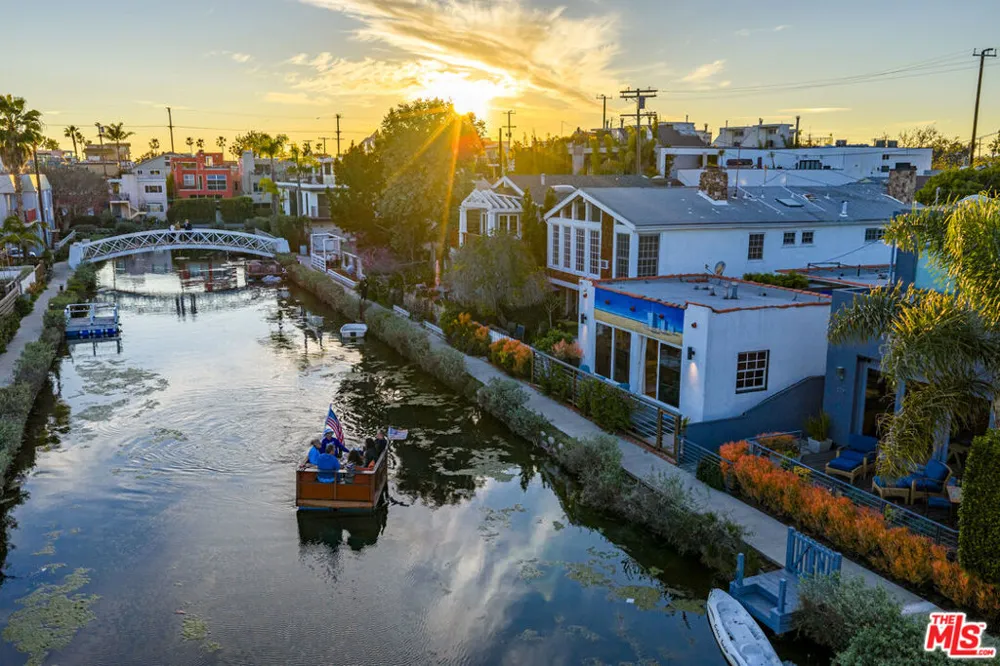 225 Carroll Canal Los Angeles, CA 90291
