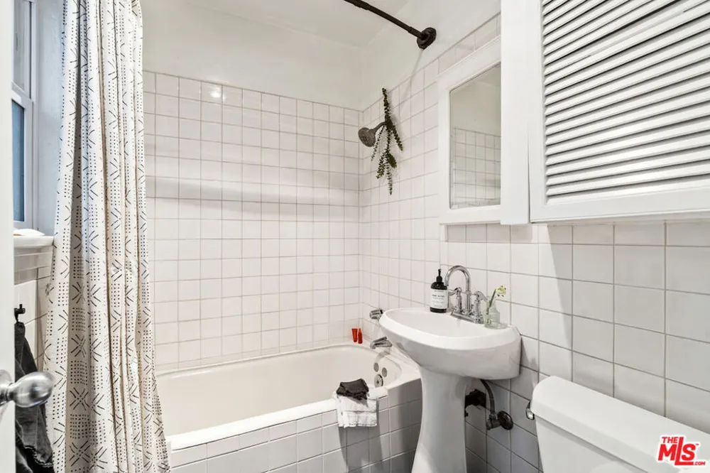 225 Carroll Canal Los Angeles, CA 90291