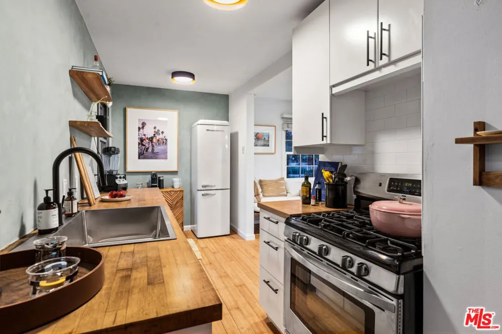 225 Carroll Canal Los Angeles, CA 90291