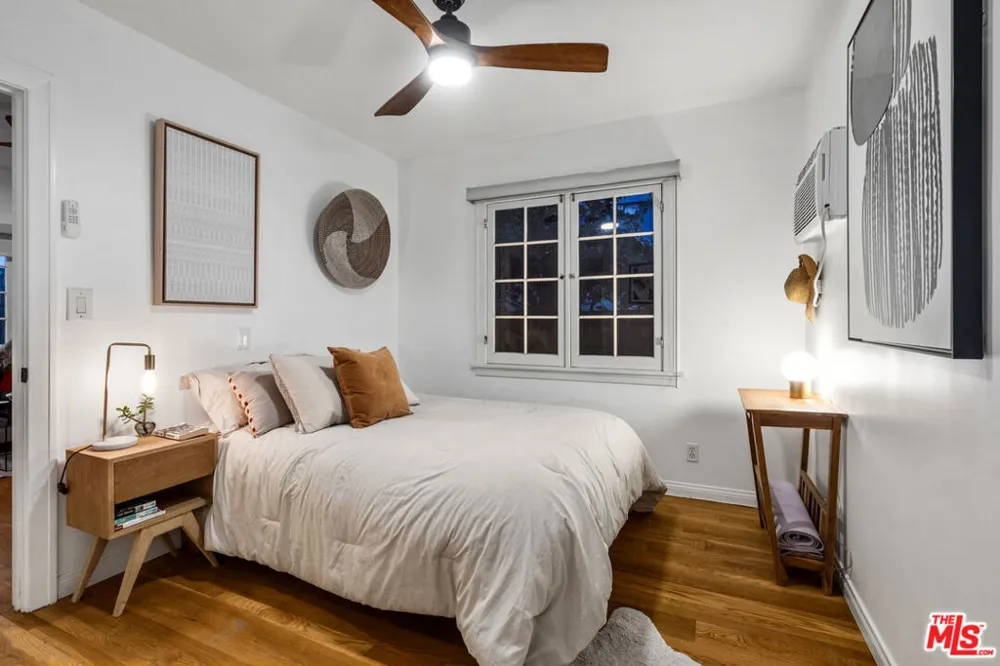225 Carroll Canal Los Angeles, CA 90291