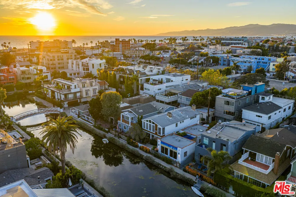 225 Carroll Canal Los Angeles, CA 90291