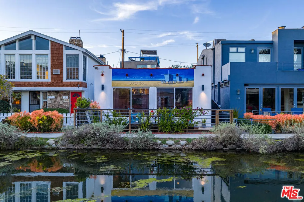 225 Carroll Canal Los Angeles, CA 90291