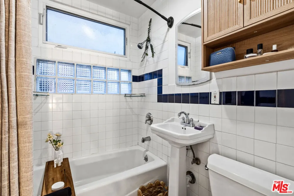 225 Carroll Canal Los Angeles, CA 90291