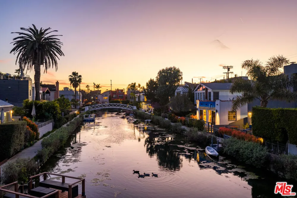 225 Carroll Canal Los Angeles, CA 90291