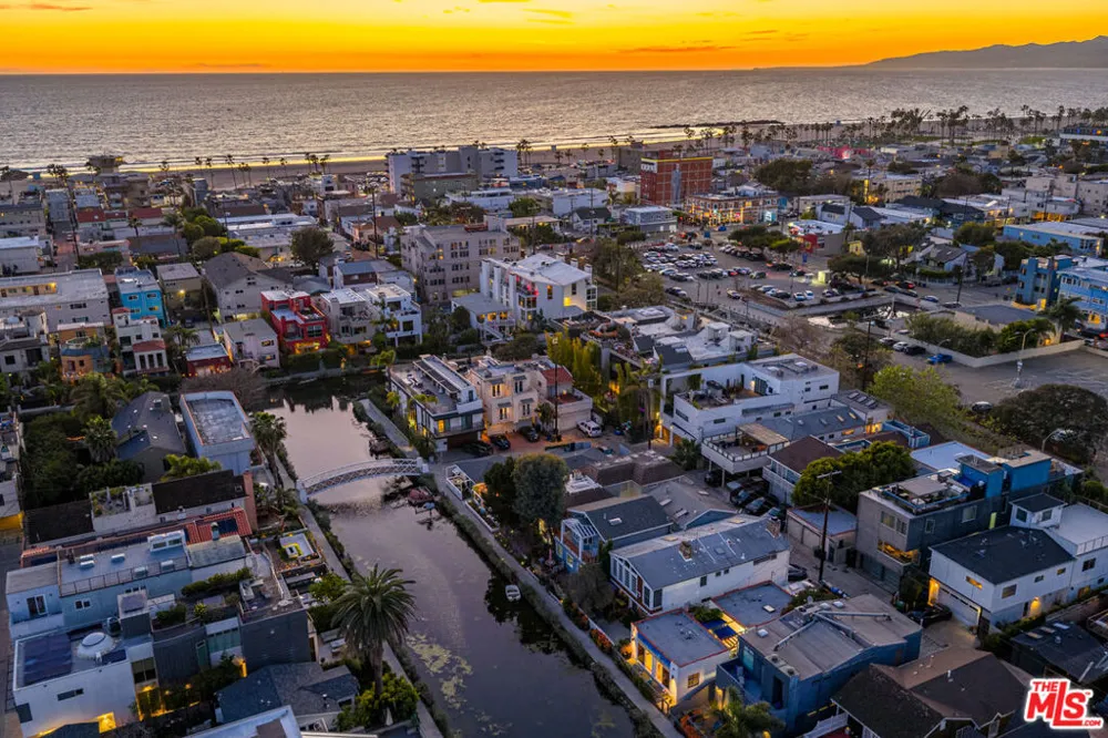 225 Carroll Canal Los Angeles, CA 90291