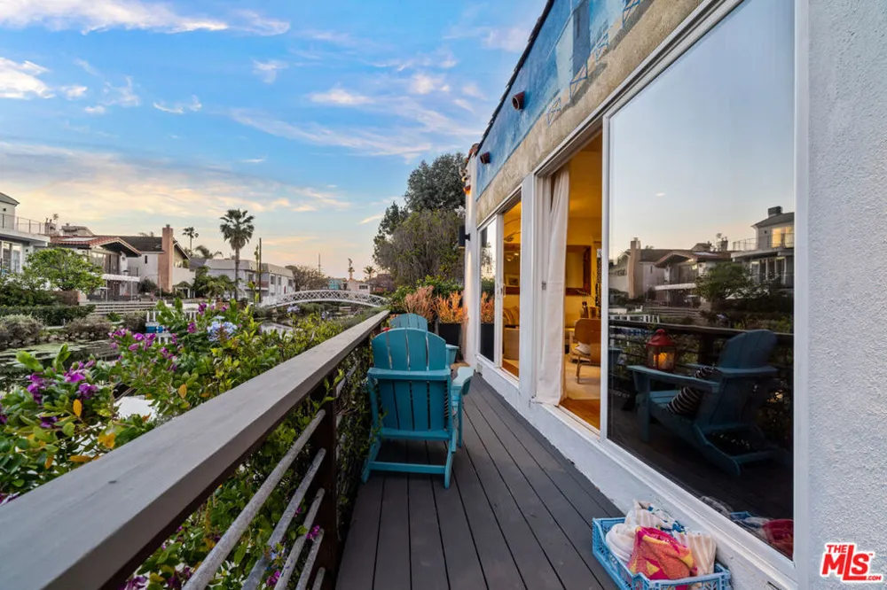 225 Carroll Canal Los Angeles, CA 90291