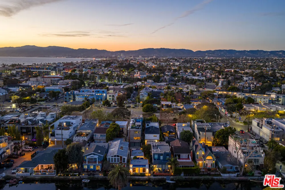 225 Carroll Canal Los Angeles, CA 90291