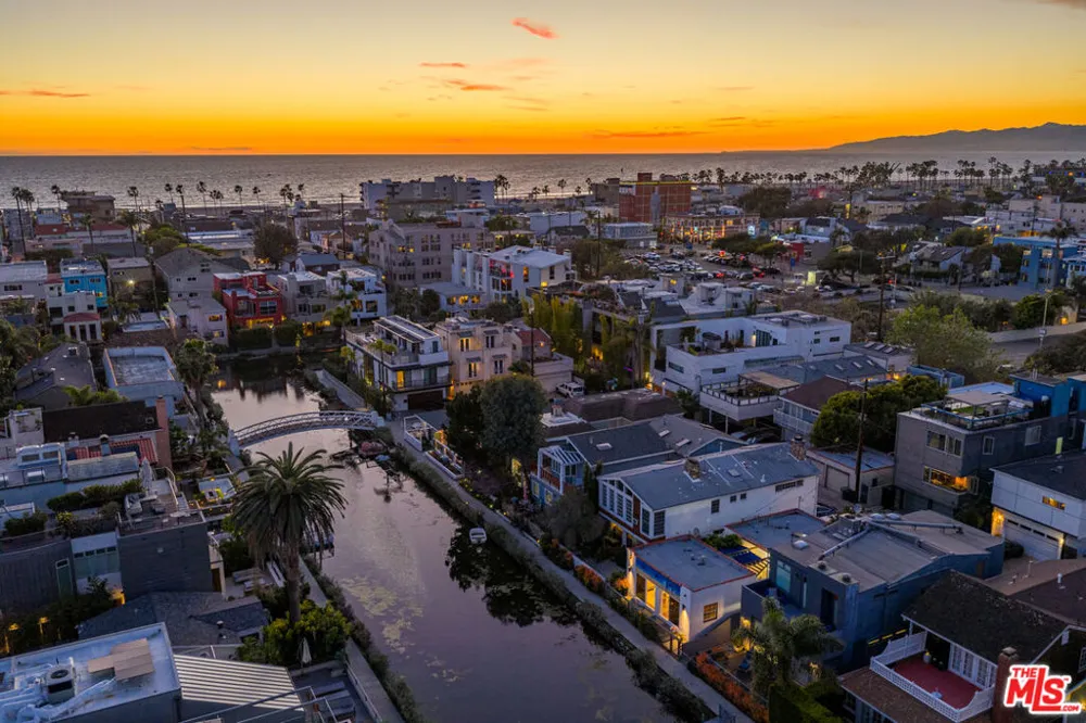 225 Carroll Canal Los Angeles, CA 90291