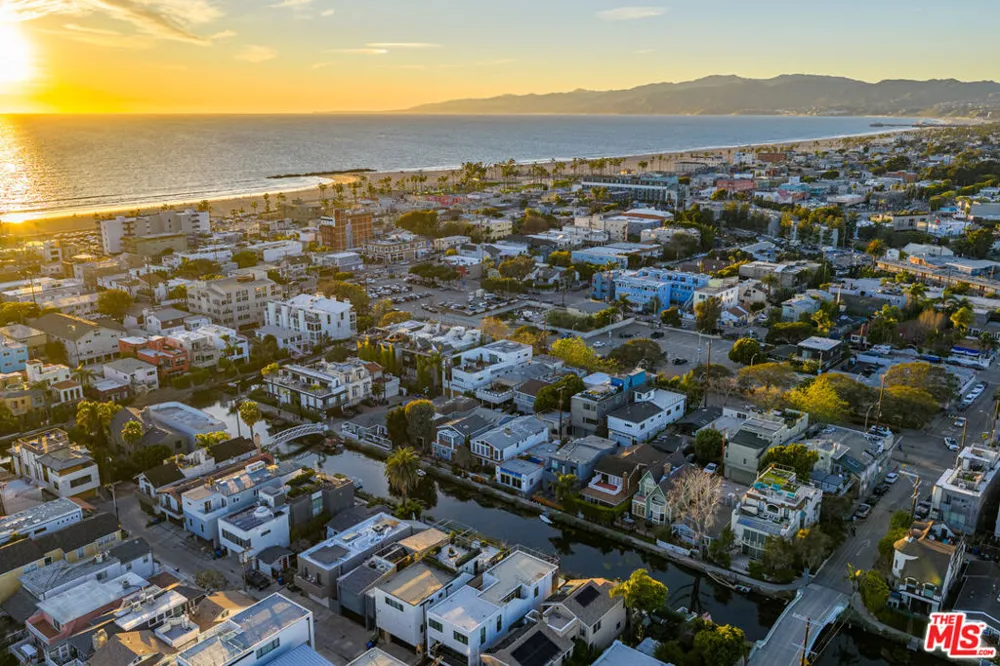 225 Carroll Canal Los Angeles, CA 90291