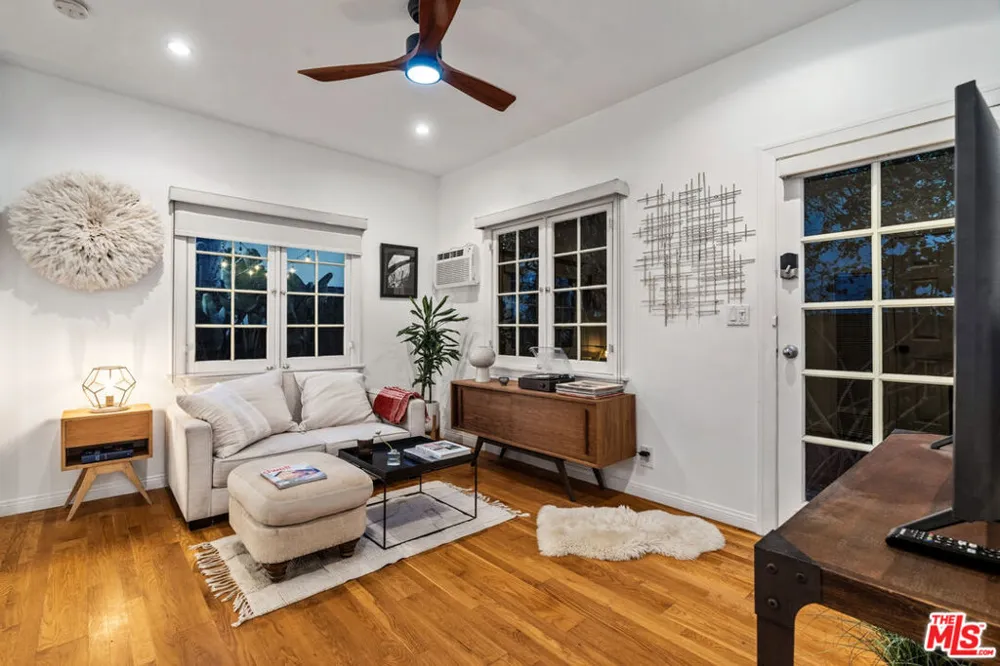 225 Carroll Canal Los Angeles, CA 90291