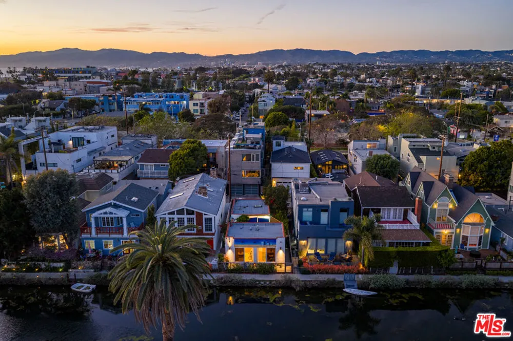 225 Carroll Canal Los Angeles, CA 90291