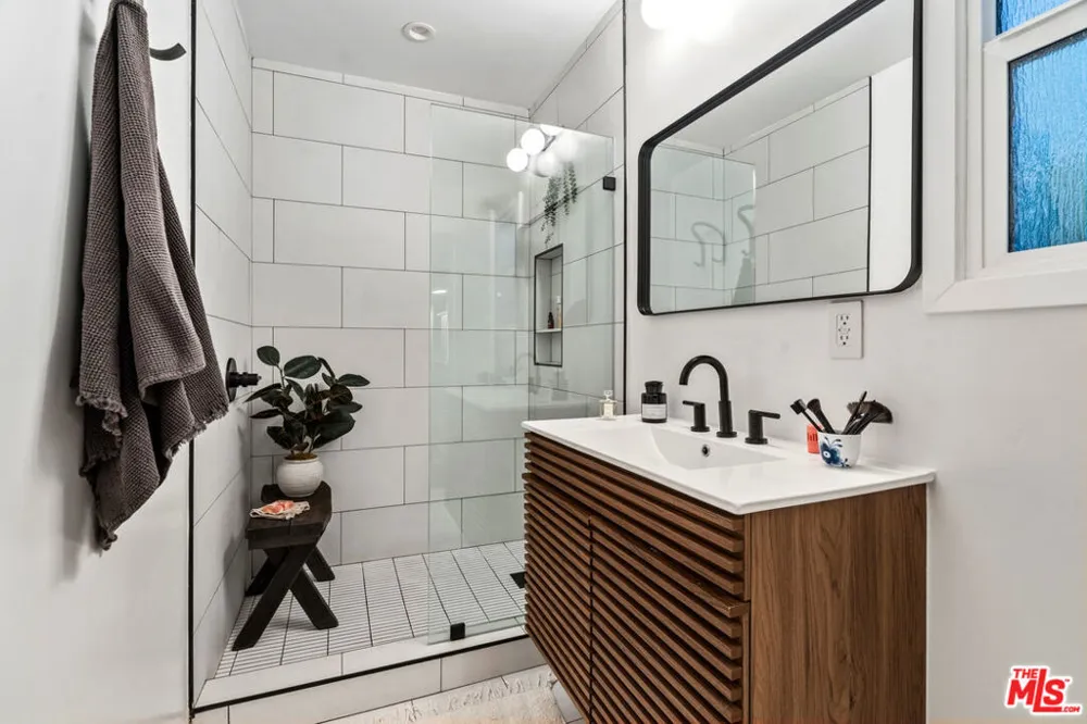 225 Carroll Canal Los Angeles, CA 90291