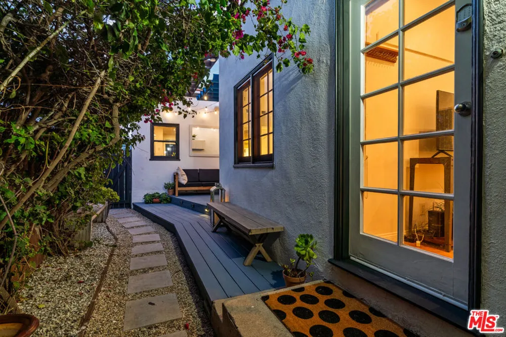 225 Carroll Canal Los Angeles, CA 90291