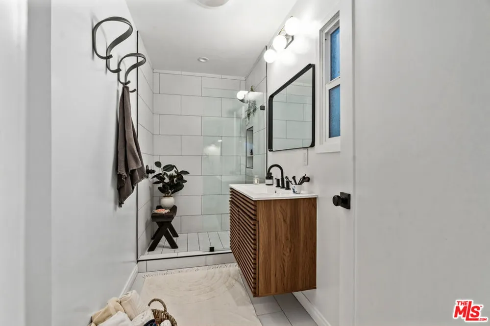 225 Carroll Canal Los Angeles, CA 90291