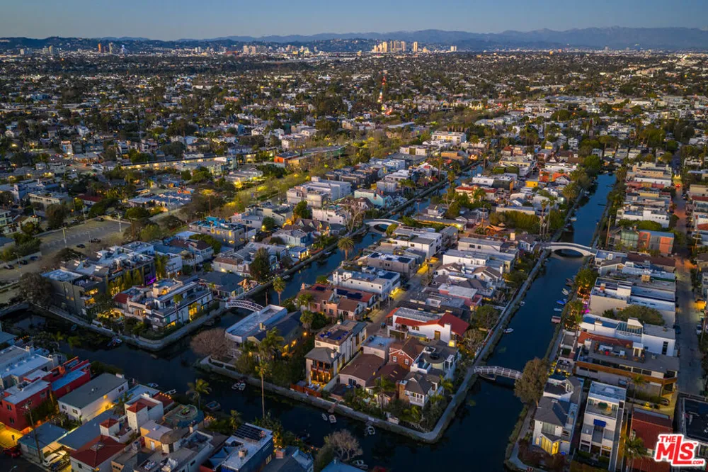 225 Carroll Canal Los Angeles, CA 90291