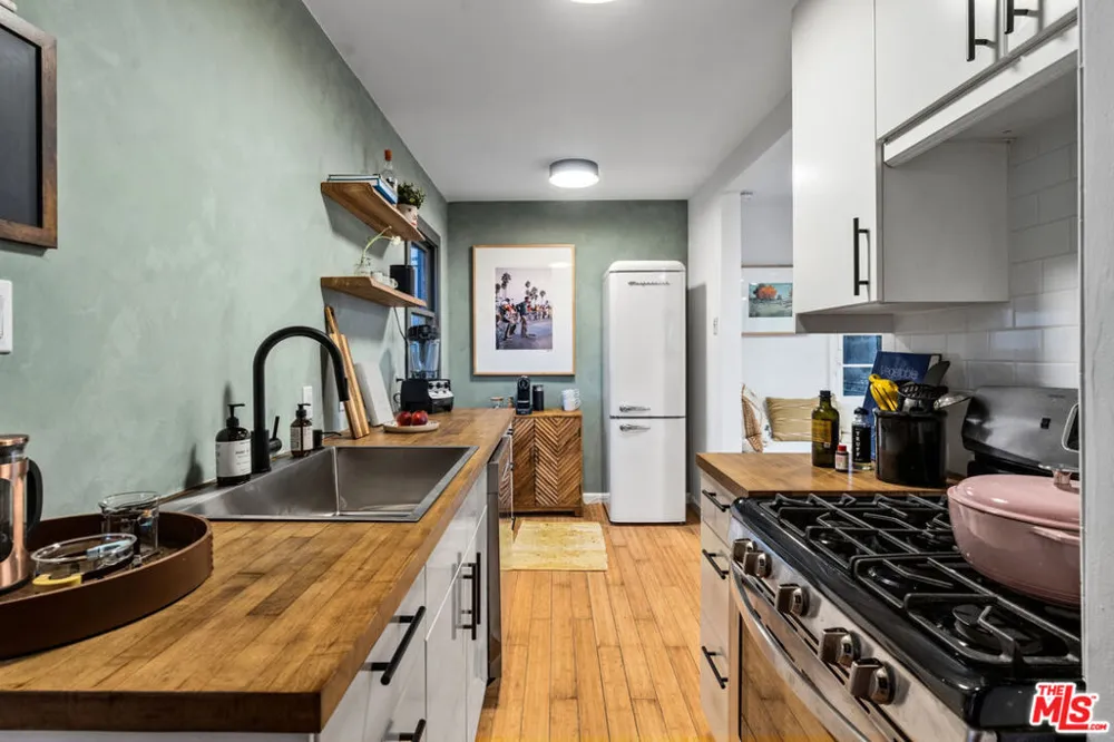 225 Carroll Canal Los Angeles, CA 90291
