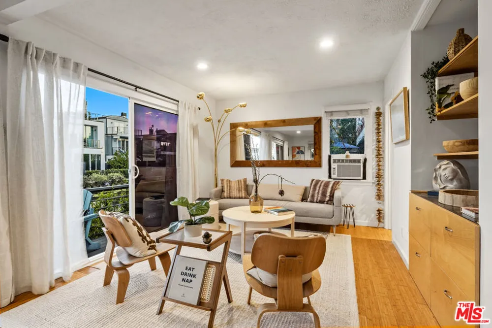 225 Carroll Canal Los Angeles, CA 90291