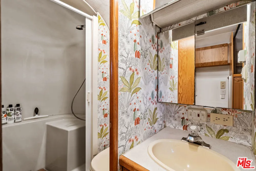 225 Carroll Canal Los Angeles, CA 90291