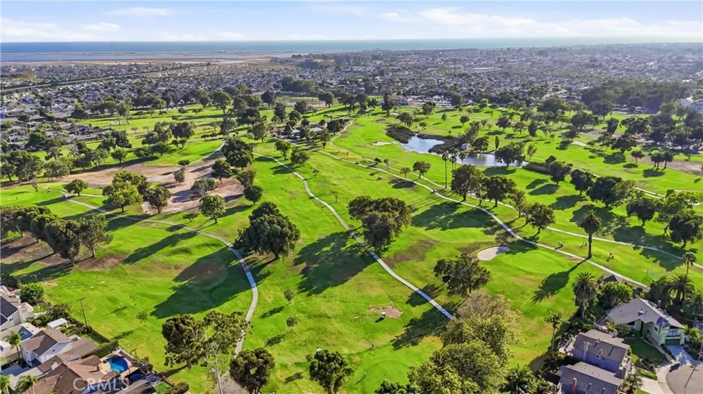 5872 Meadowbrook Drive Huntington Beach, CA 92649