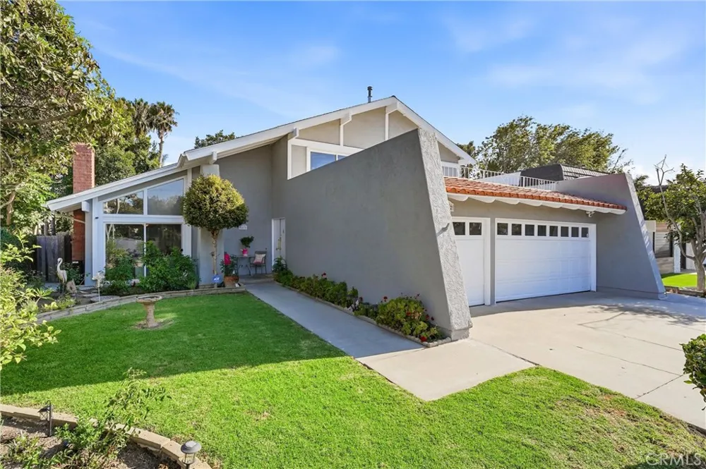 5872 Meadowbrook Drive Huntington Beach, CA 92649
