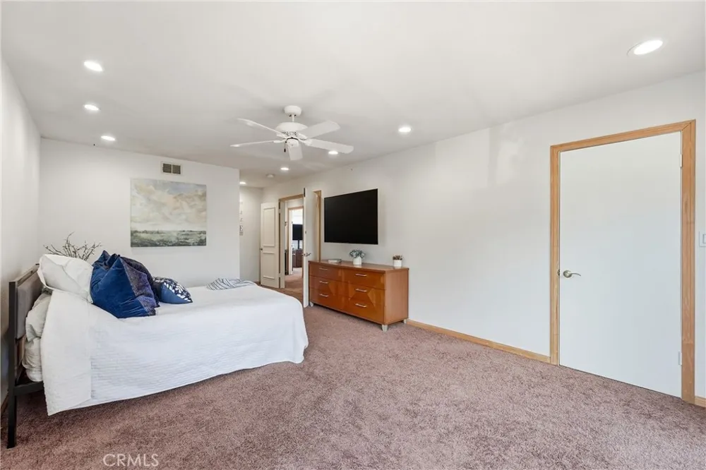 5872 Meadowbrook Drive Huntington Beach, CA 92649
