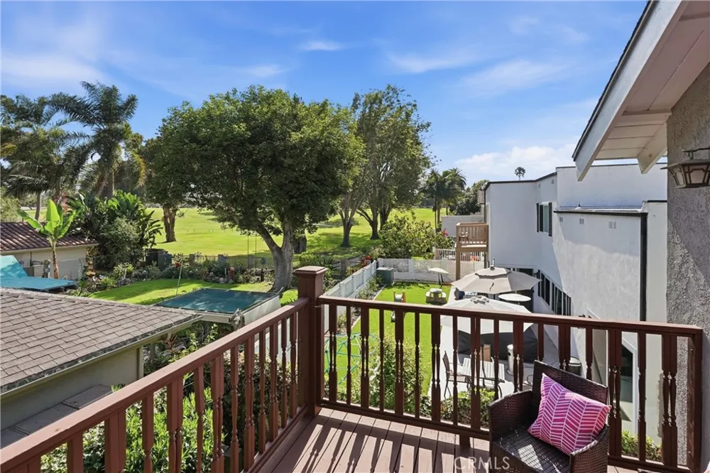 5872 Meadowbrook Drive Huntington Beach, CA 92649