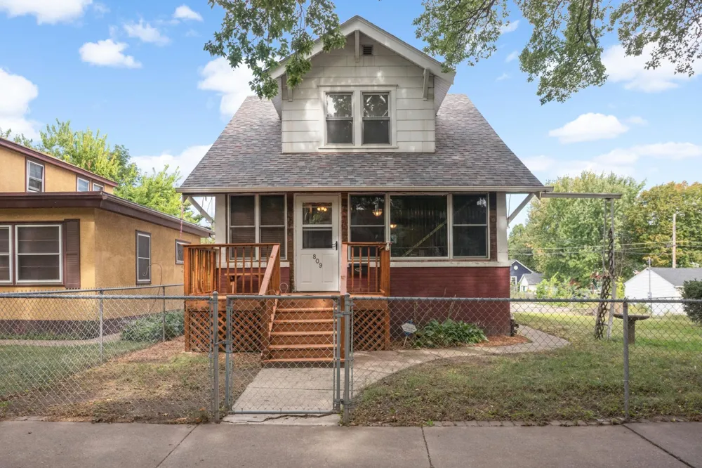 809 Minnehaha Avenue W Saint Paul, MN 55104