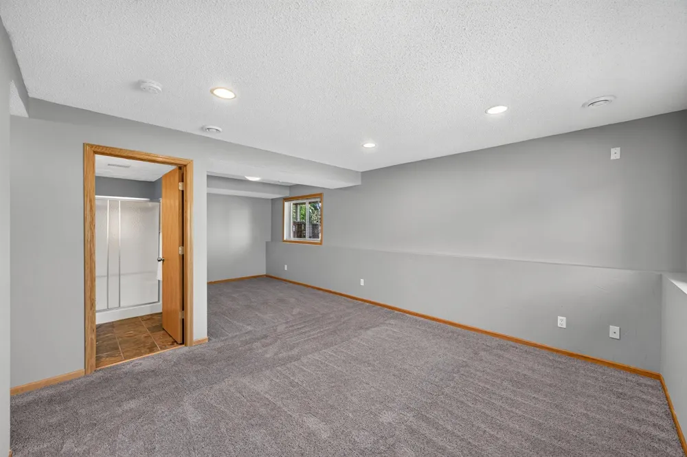 20053 Heritage Drive Lakeville, MN 55044