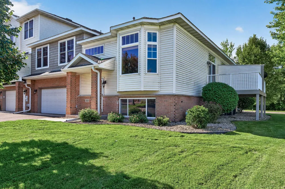 20053 Heritage Drive Lakeville, MN 55044
