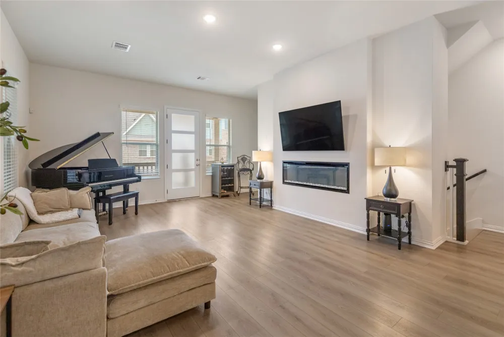 4533 Ward Street North Richland Hills, TX 76180