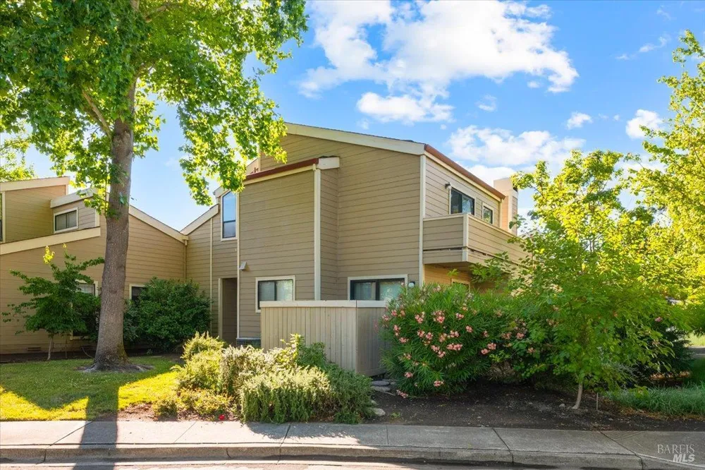 4736 Shade Tree Lane Santa Rosa, CA 95405