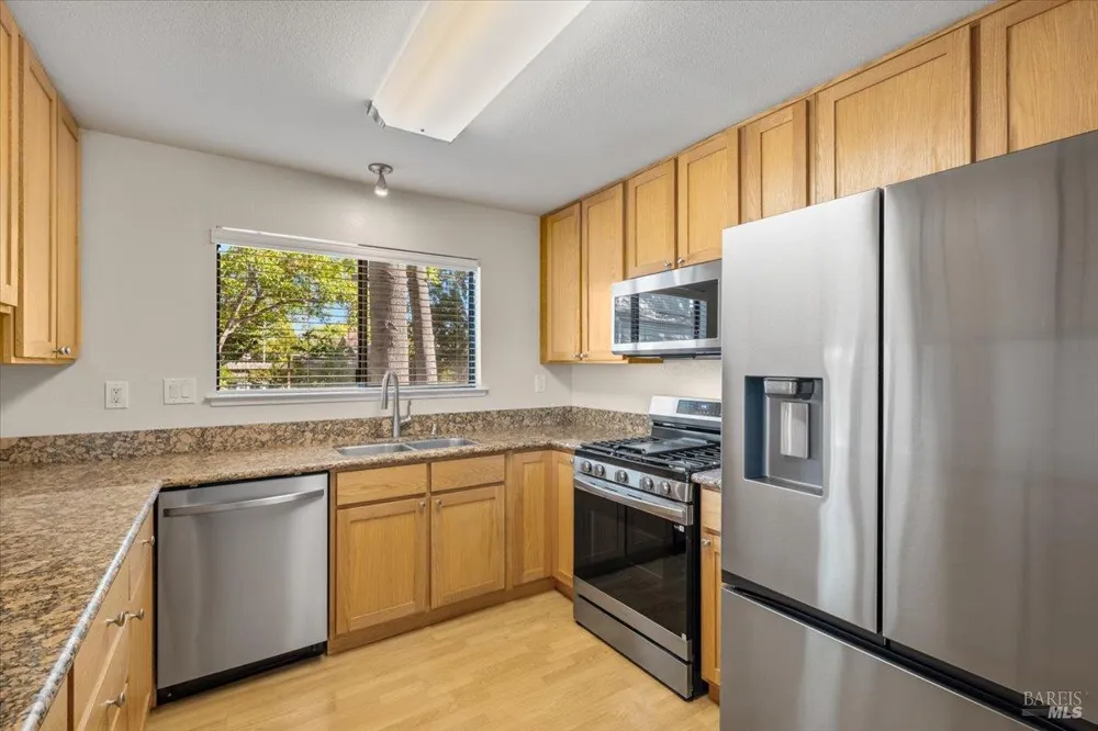 4736 Shade Tree Lane Santa Rosa, CA 95405