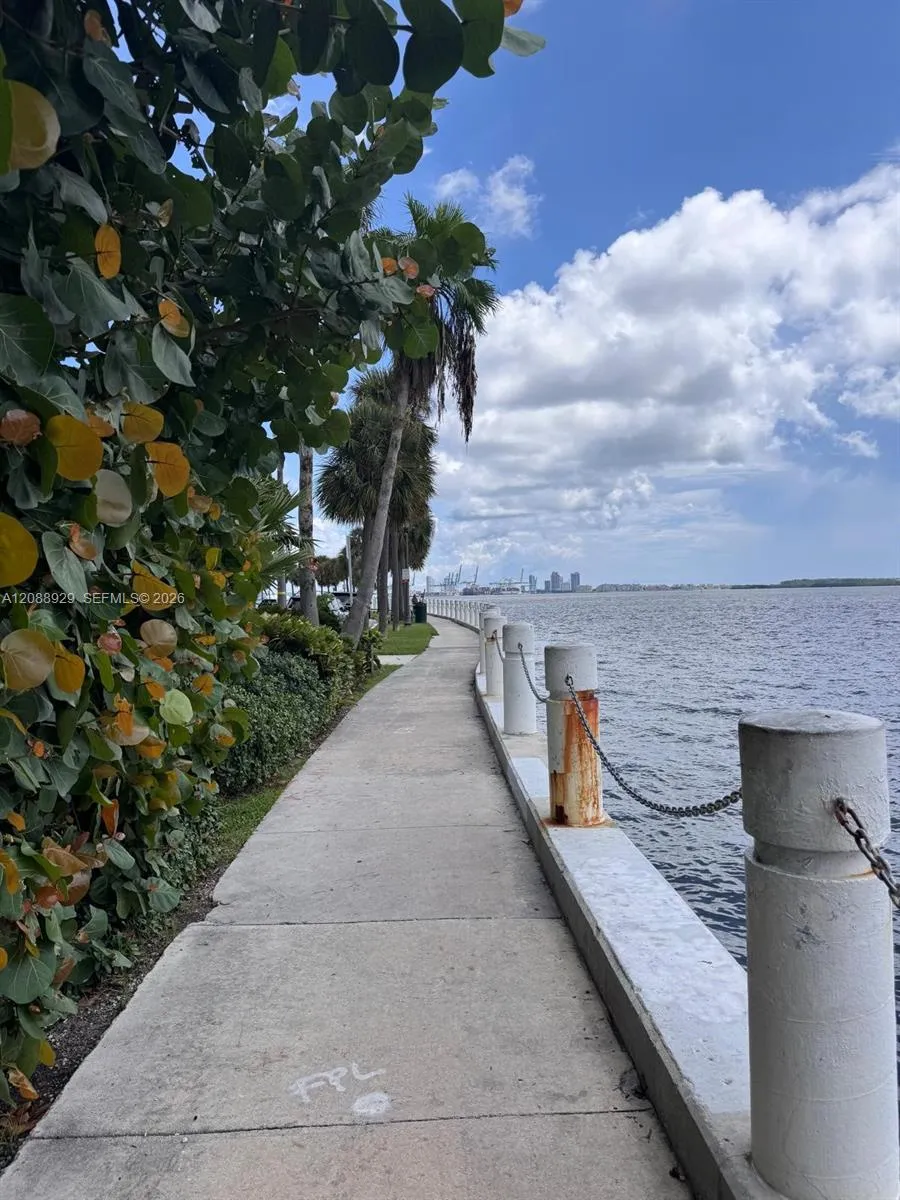 200 SE 15th Rd #7D Miami, FL 33129