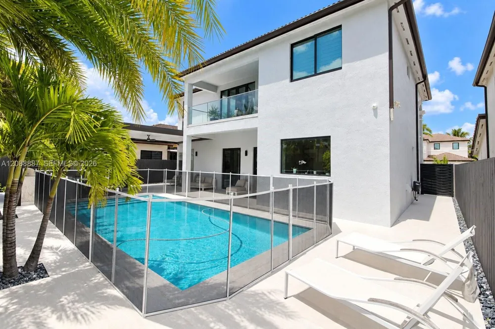 8872 NW 181st St Hialeah Gardens, FL 33018
