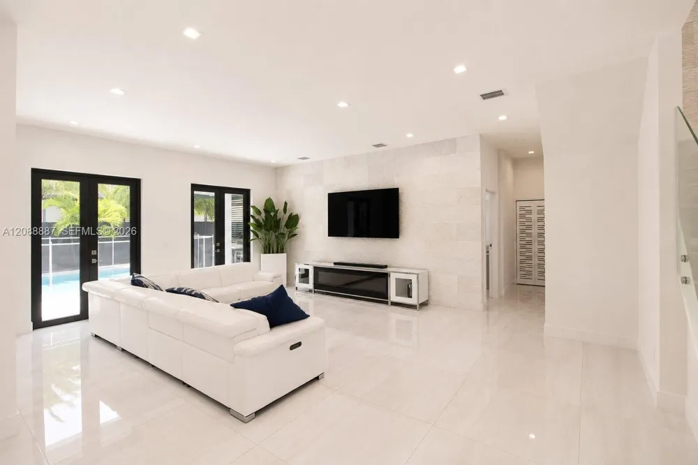 8872 NW 181st St Hialeah Gardens, FL 33018