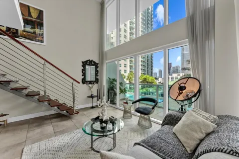 41 SE 5th St #801