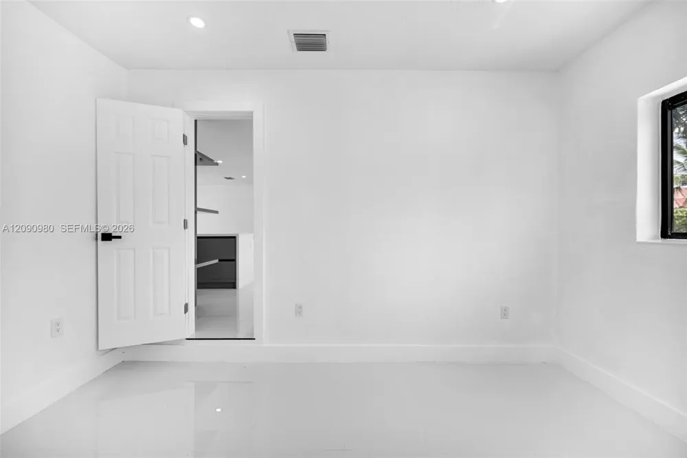 51 NW 161st St Miami, FL 33169