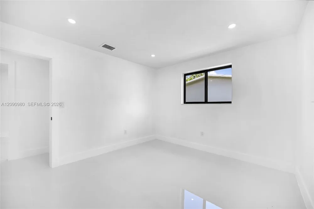 51 NW 161st St Miami, FL 33169