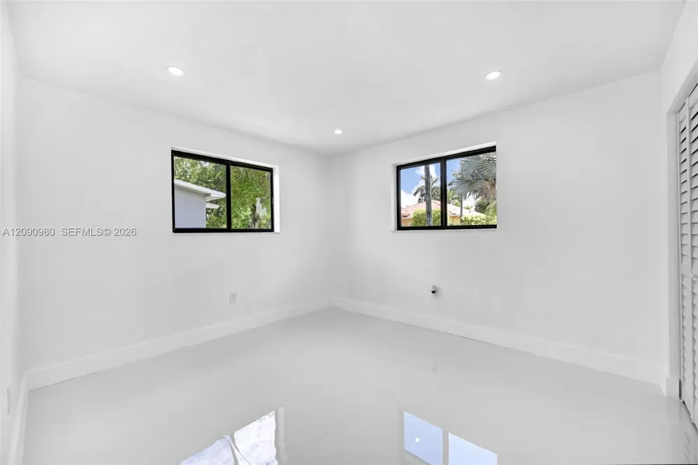 51 NW 161st St Miami, FL 33169