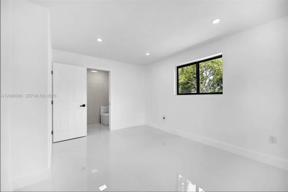 51 NW 161st St Miami, FL 33169