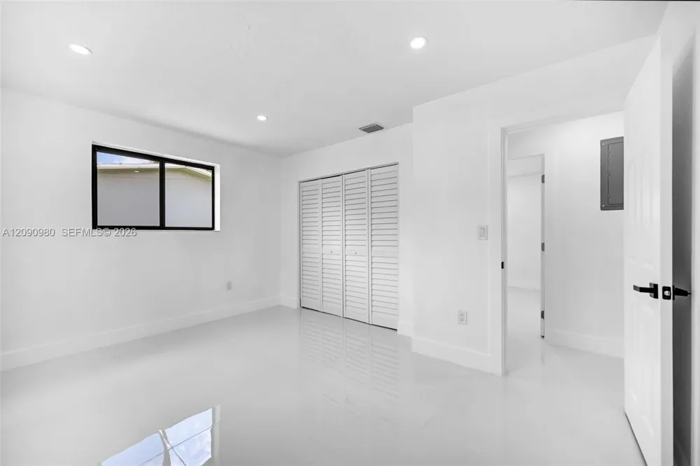 51 NW 161st St Miami, FL 33169