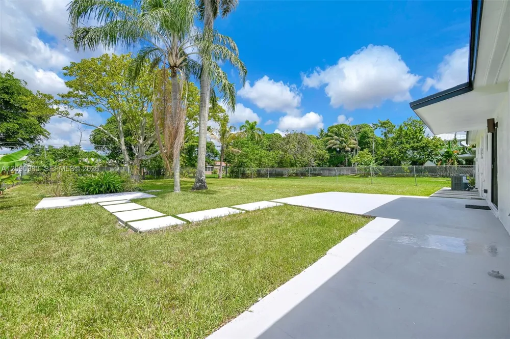 51 NW 161st St Miami, FL 33169